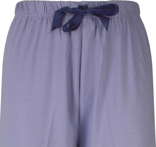 Sluiting van paarsblauwe pyjamabroek met een donkerblauwe strik en elastische tailleband.