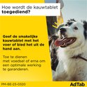 Een blije, kwijlende hond met de tekst 'Hoe wordt de kauwtablet toegediend?' en 'Geef de smakelijke kauwtablet met het voer of bied het uit de hand aan.'