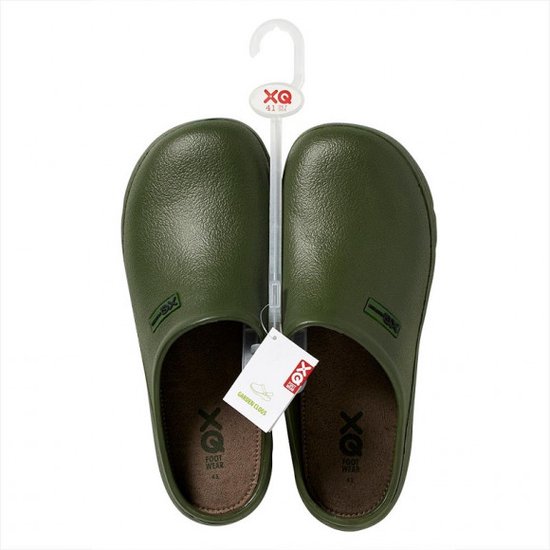 Groene XQ Footwear klompen, gedetailleerd met een gestructureerd oppervlak en een XQ Footwear logo op de zijkant.