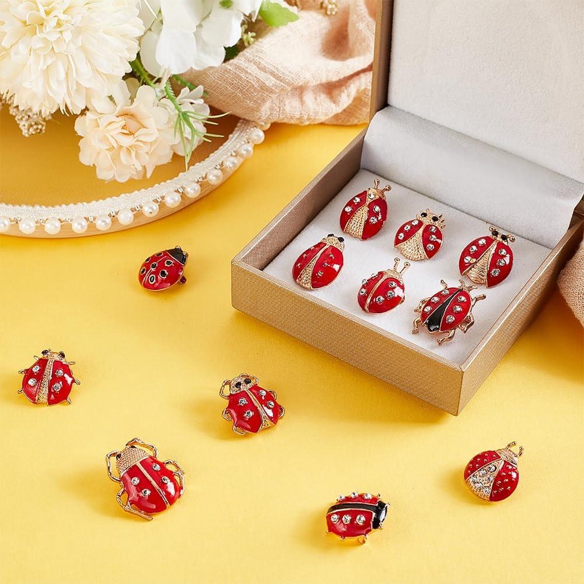 Vind lieveheersbeestje broche op - februari 2026