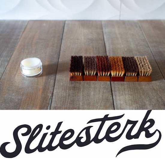 Potje wit schoencrème en setje borstels met houten handvat. Logo "Slitesterk".