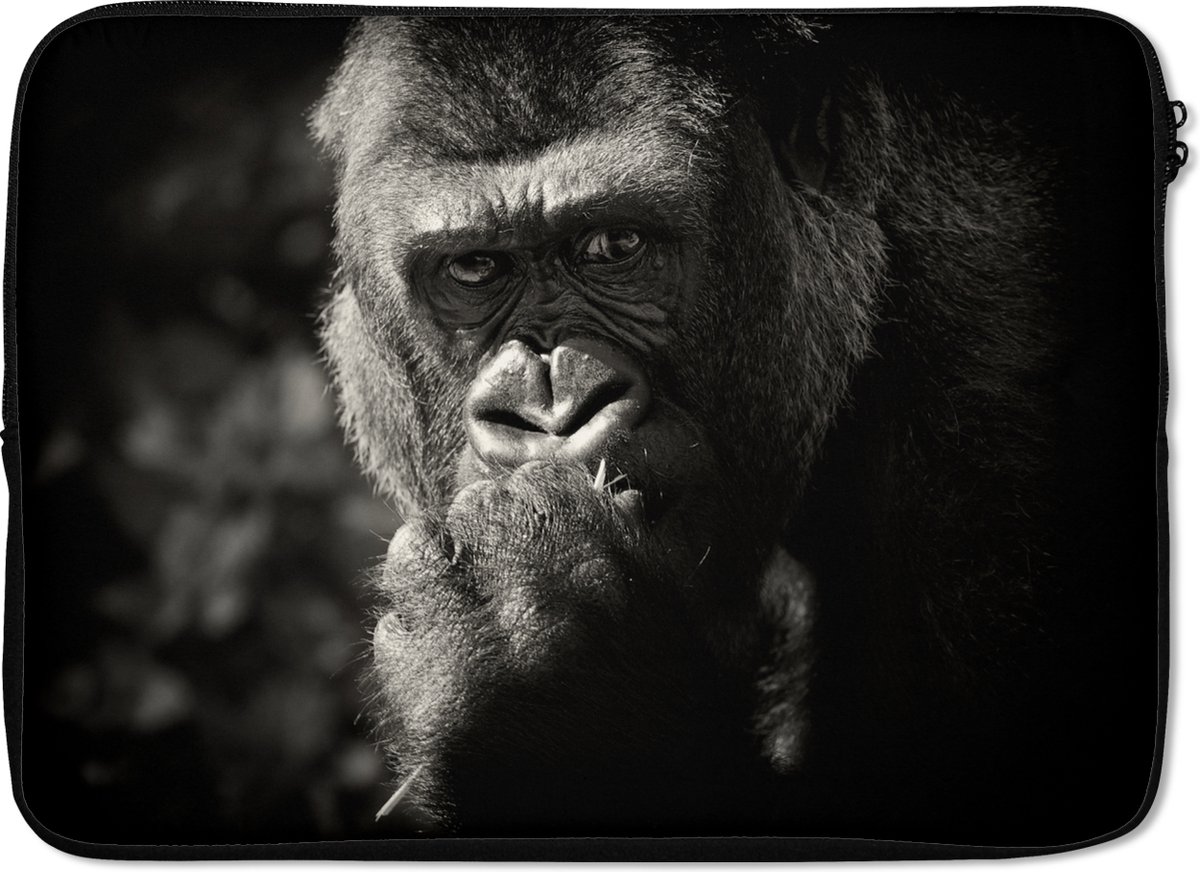 Laptophoes 13 inch - Gorilla op zwarte achtergrond in zwart-wit - Laptop sleeve - Binnenmaat 32x22,5 cm - Zwarte achterkant