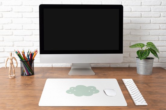 Bureau met computer, muismat met lichtgroene wolk en sterren.