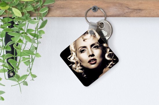 Porte-clés - Distribution de cadeaux - Femme - Vintage - Rouge à lèvres - Blonde - Boucles - Plastique