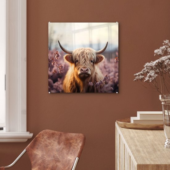 Glazen schilderij van een Schotse hooglander met lange, witte vacht, omringd door roze bloesems.