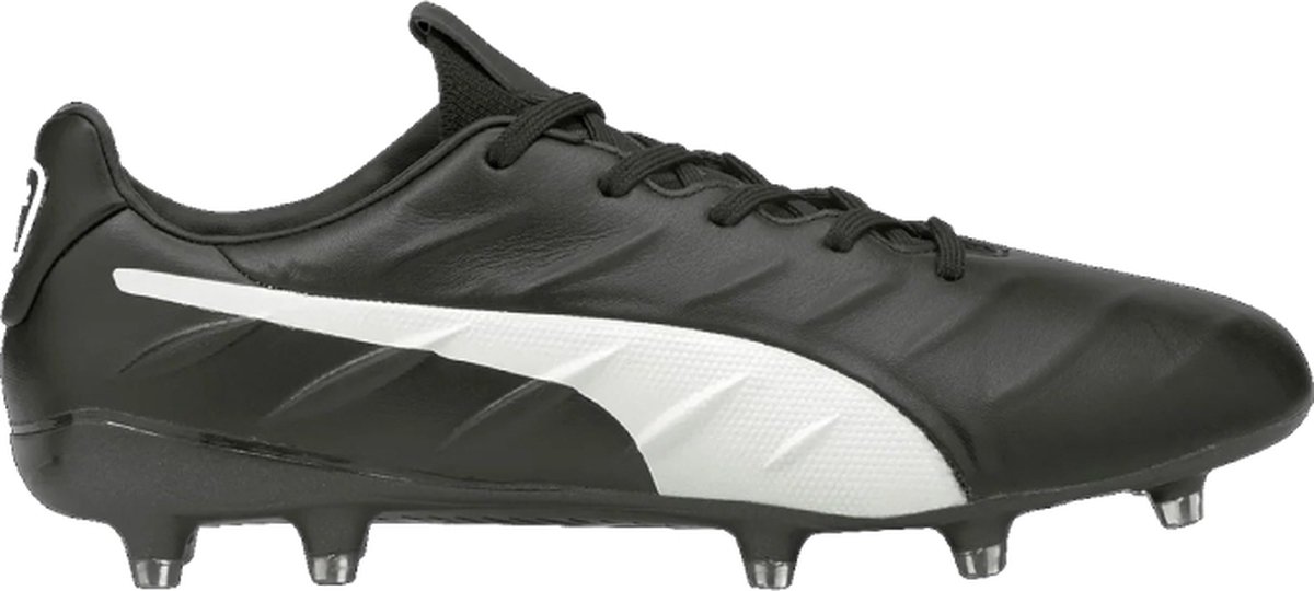 PUMA King Platinum 21 FG/AG voetbalschoenen in zwart, maat 46, met witte details en een gestroomlijnd design.
