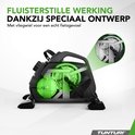 Zwarte hometrainer met een transparante weergave van de interne onderdelen, die de stille werking door het vliegwiel benadrukt.