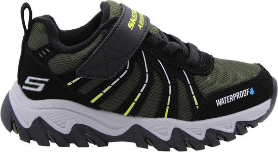 Zijkant van een zwarte en groene Skechers jongens sneaker met klittenband, gele "SKECHERS ADVENTURE" tekst en "WATERPROOF" print.