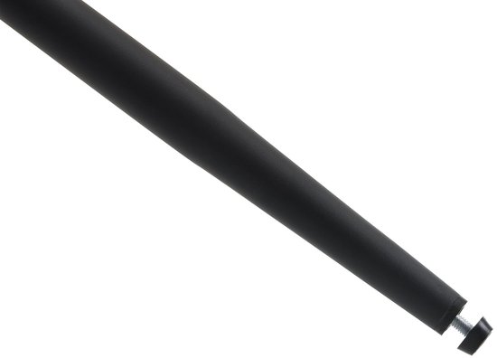 Een enkele, matzwarte metalen poot van een barkruk met een kleine plastic dop aan het uiteinde.