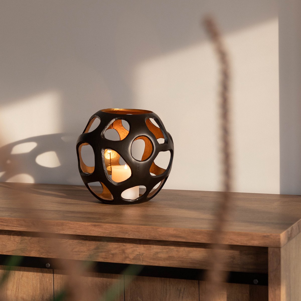 Atmooz - Kaarshouder Donna - Zwart met Gouden Binnenkant - Ø 25 cm - Voor Stompkaars - Moderne Eyecatcher