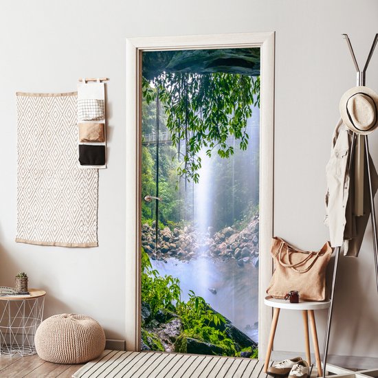 Deurposter 80x205 cm - Deursticker Jungle - Regenwoud - Water - Waterval - Planten - Meubelfolie zelfklevend - Deurfolie woonkamer - Interieurfolie fotobehang - Deur plakfolie - Deurstickers - Deurbehang sticker - Kamer decoratie