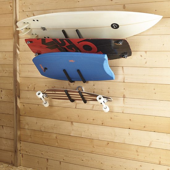 Zwarte, dubbele haken aan een houten wand, houden een wit surfboard, rood/zwart surfboard, blauw bodyboard en bruin skateboard omhoog.