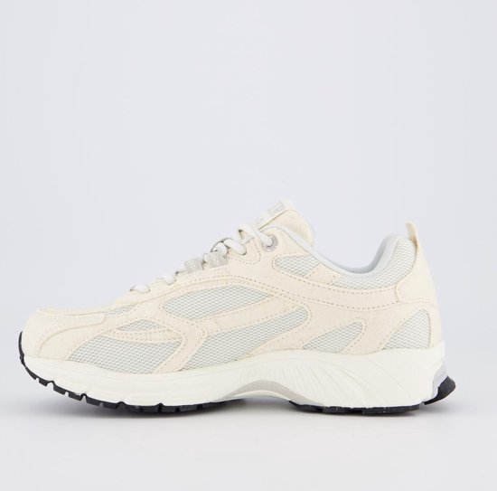 Crème Mercer sneaker, zijaanzicht. Mesh panelen, witte veters en zwarte loopzool.