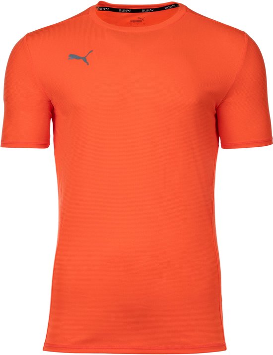 Oranje Puma sport T-shirt met ronde hals en een grijs Puma logo op de borst.