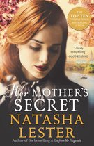 Boekomslag 'Her Mother's Secret' met een close-up van een vrouw met rood haar, een rivier en een boot op de achtergrond. "THE TOP TEN INTERNATIONAL BESTSELLING AUTHOR".