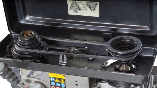Open bovenkant van de machine met poelies en aandrijfriem.