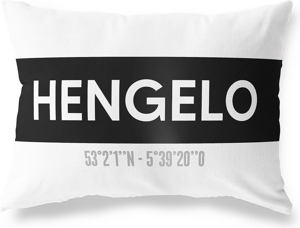 Tuinkussen HENGELO - GELDERLAND met coördinaten - Buitenkussen - Bootkussen - Weerbestendig - Jouw Plaats - Studio216 - Modern - Zwart-Wit - 50x30cm