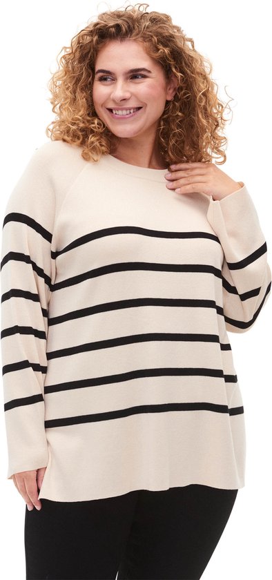 Model met blonde krullen draagt een gebreide trui met horizontale zwart-witte strepen.