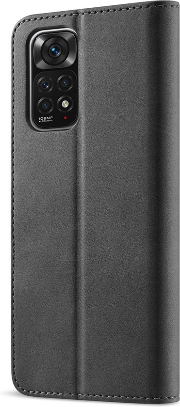 Étui portefeuille noir à texture luxueuse, fermé, avec découpe pour appareil photo.