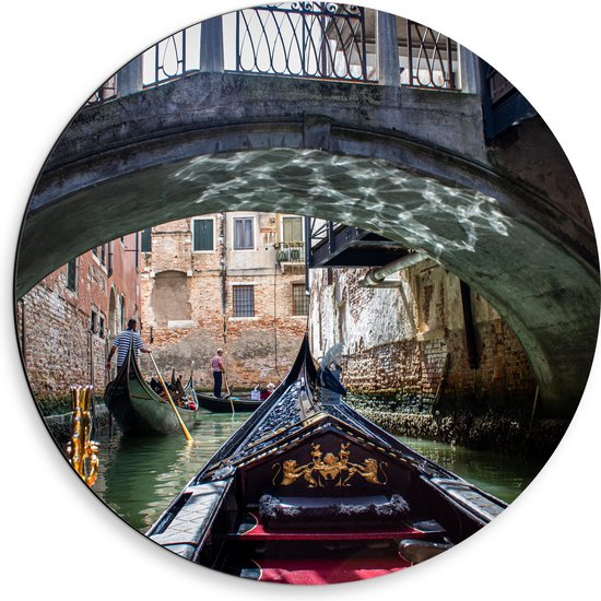 Dibond Muurcirkel - Traditionele Italiaanse Gondel door de Wateren van Venetië - 50x50 cm Foto op Aluminium Muurcirkel (met ophangsysteem)