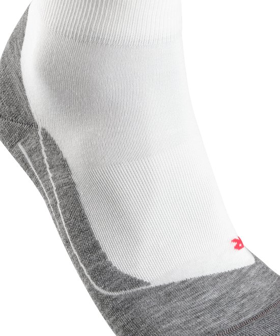 Detail van een witte FALKE sportsok met grijze versteviging op de hiel en rode details.