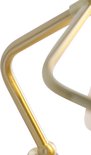 Tige métallique dorée d'une lampe, fixée à un bras courbé.