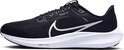Zwarte Nike Air Zoom Pegasus 40 hardloopschoen, zijaanzicht, met witte zool.