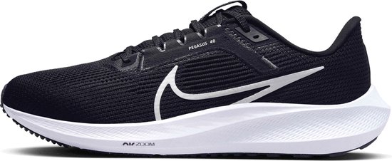 Zwarte Nike Air Zoom Pegasus 40 hardloopschoen, zijaanzicht, met witte zool.