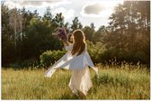 Poster (Mat) - Vrouw met Lavendelboeket in het Veld - 120x80 cm Foto op Posterpapier met een Matte look