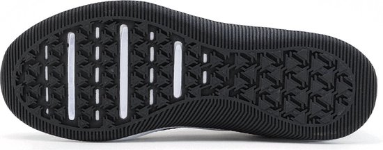 Zool van zwarte Nike MC Trainer 2 sportschoen met een grijs patroon.