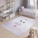 Tapis rose avec un chaton ballerine dans une chambre d'enfant avec un lit et des jouets.