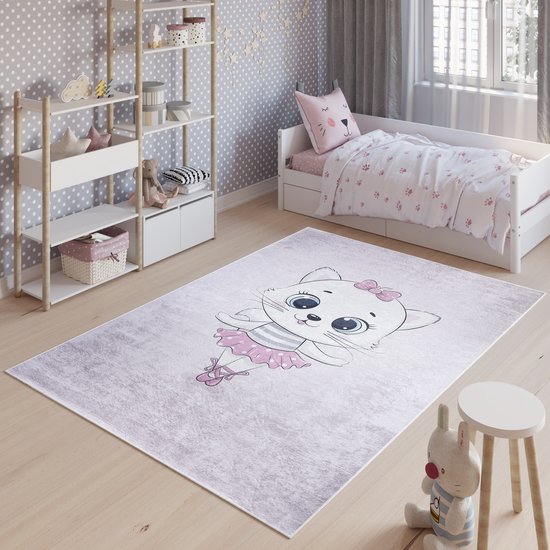 Tapis rose avec un chaton ballerine dans une chambre d'enfant avec un lit et des jouets.