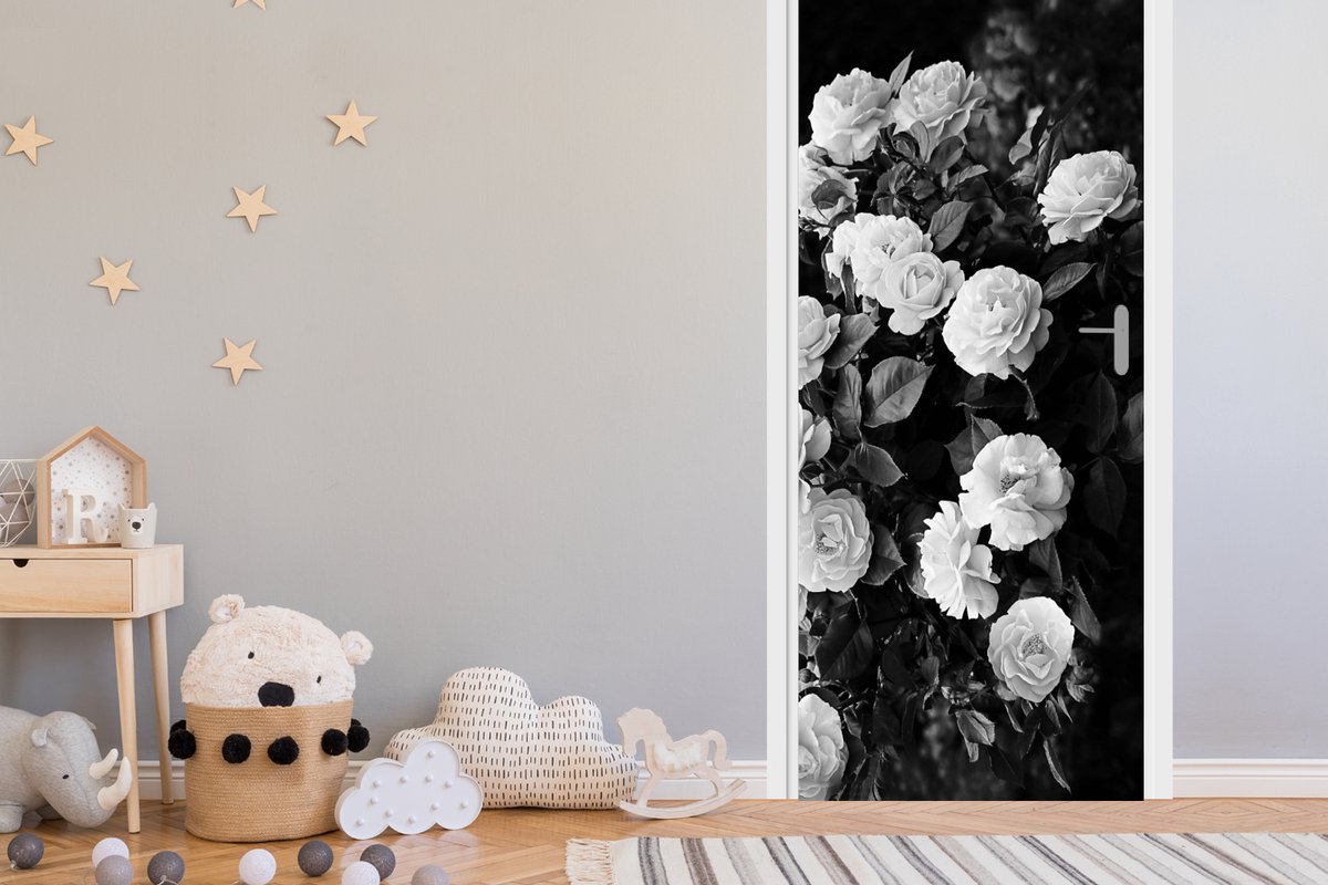 Deurposter 95x215 cm - Deursticker Bloemen - Zwart wit - Natuur - Planten - Rozen - Meubel