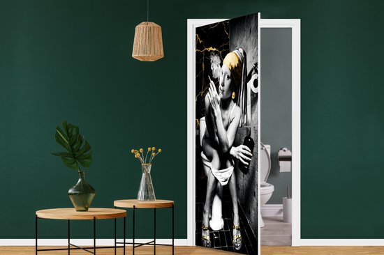 Deursticker Marmerlook - Meisje met de parel - Sigaretten - Toilet - Goud - Kunst - Oude meesters - 80x205 cm - Deurposter