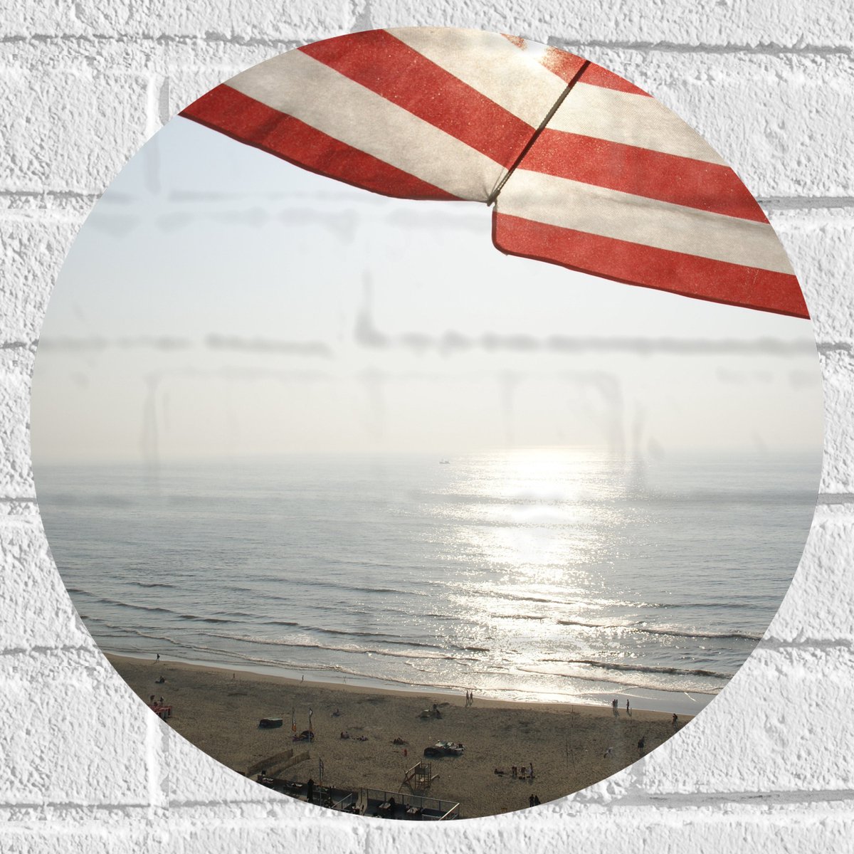 Muursticker Cirkel - Strand - Zee - Zand - Parasol - Mensen - Strandtent - Zon - 40x40 cm