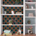 Carreaux marron et verts en damier, sur une bibliothèque.