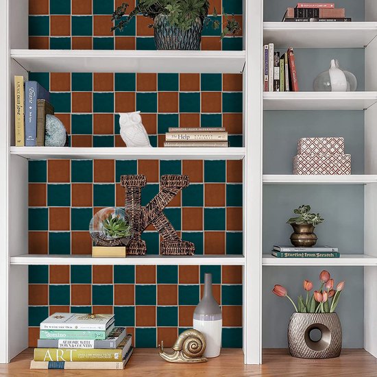 Carreaux marron et verts en damier, sur une bibliothèque.
