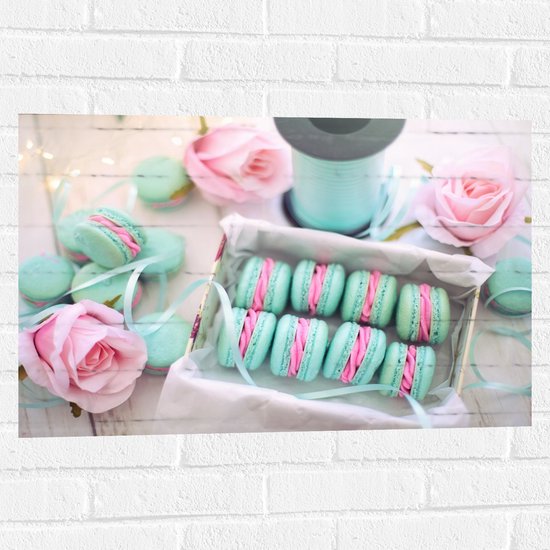 Muursticker - Blauwe Macarons Gevuld met Roze Vulling - 75x50 cm Foto op Muursticker