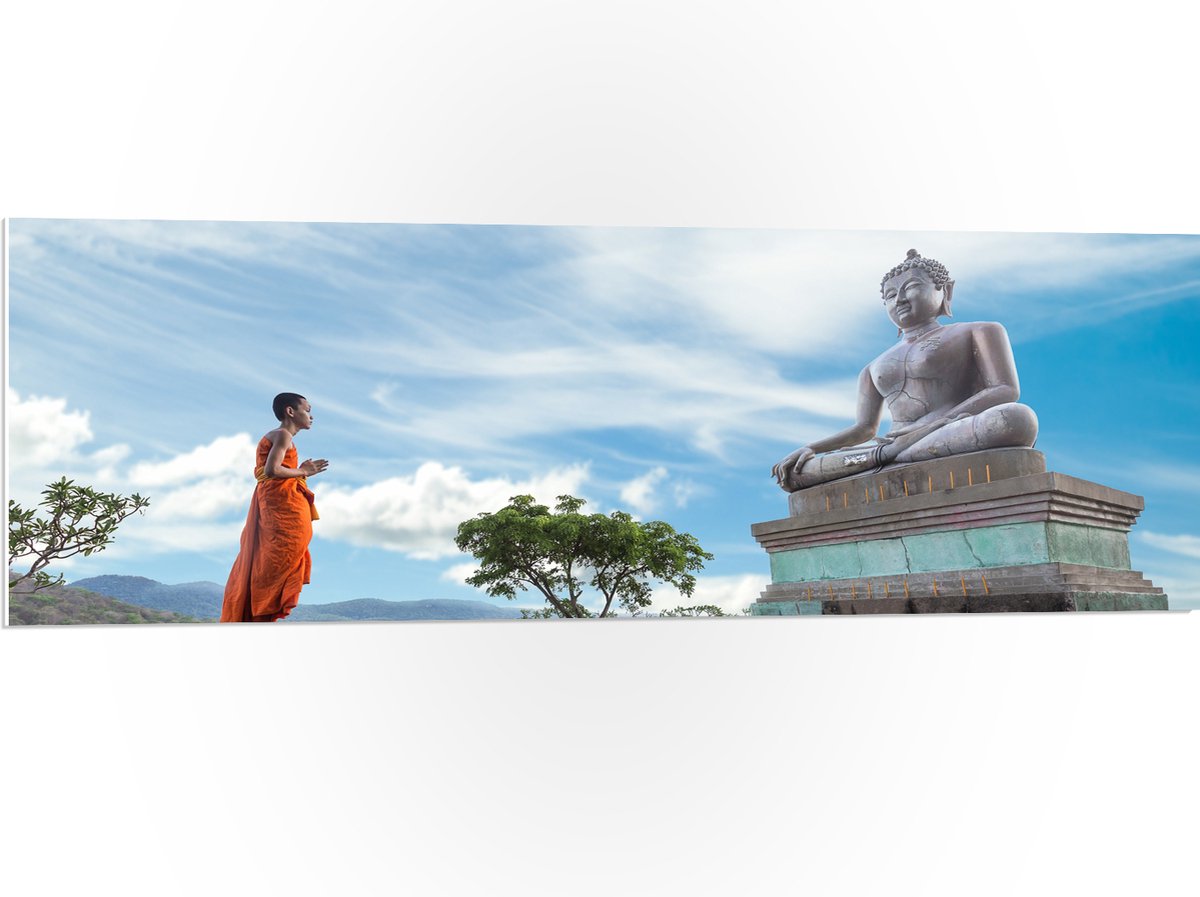 PVC Schuimplaat - Jonge Monnik bij Grote Boeddha onder Sluierbewolking - 120x40 cm Foto op PVC Schuimplaat (Met Ophangsysteem)