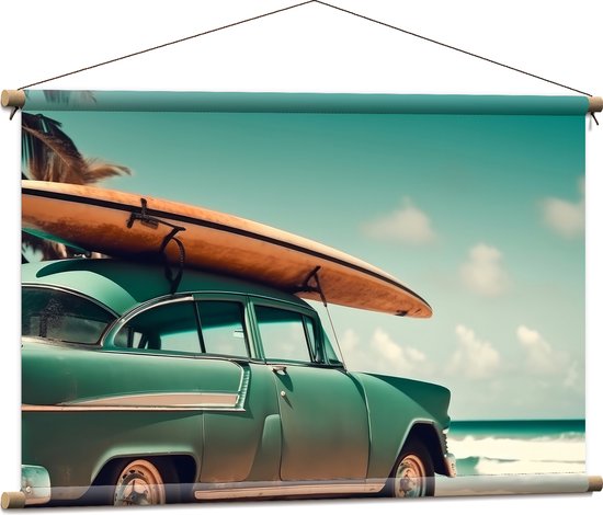 Textielposter - Houten Surfplank op Dak van Blauwe Auto geparkeerd op het Strand - 90x60 cm Foto op Textiel