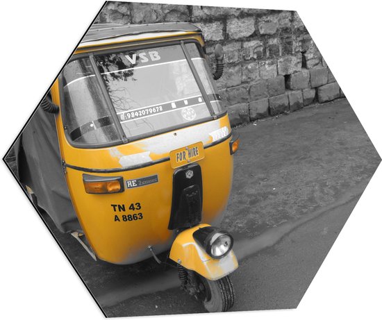 Dibond Hexagon - (Deels) Gele Tuktuk Geparkeerd op Stoep (Zwart- wit) - 70x60.9 cm Foto op Hexagon (Met Ophangsysteem)