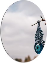 Dibond Ovaal - Nazar Amulet Hangend aan Smalle Tak - 60x80 cm Foto op Ovaal (Met Ophangsysteem)