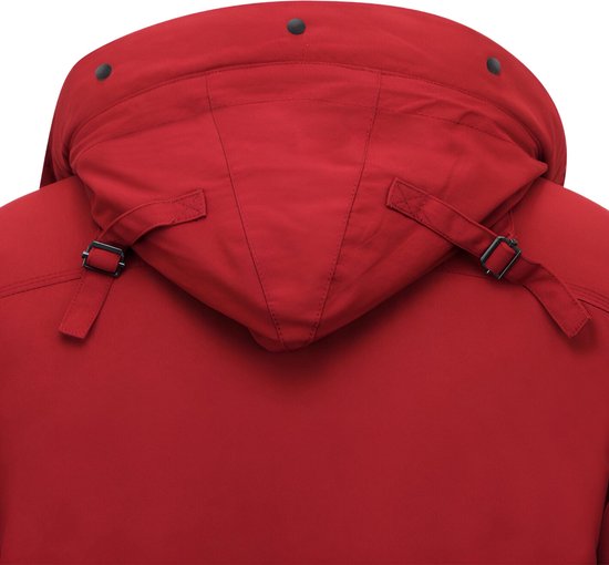 Rode parka capuchon met zwarte knopen en verstelbare gespen.