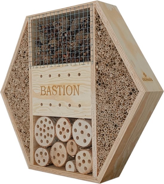 Foto: Insectenhotel bastion het ultieme 5 sterren bijenhotel voor iedere tuin