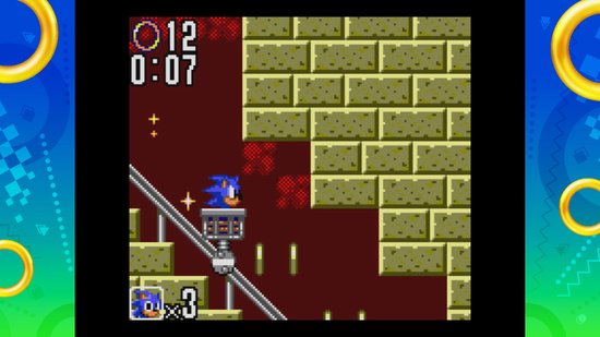 Sonic the Hedgehog op een platform in een level met rode muren, stenen en metalen structuur.
