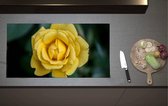 Inductieplaat Beschermer - Bovenaanzicht van Druppels op Gele Landora Roos - 90x52 cm - 2 mm Dik - Inductie Beschermer van Vinyl
