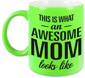 Awesome mom cadeau mok / beker neon groen voor Moederdag 330 ml