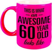 Awesome 60 year cadeau mok / beker neon roze 330 ml