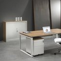 Witte roldeurkast met houtlook kastombouw in een kantoorruimte.