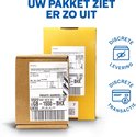 Illustratie van twee verpakkingen. De linker is een bruine kartonnen doos, de rechter een gele doos. Iconen voor discrete levering en transactie.